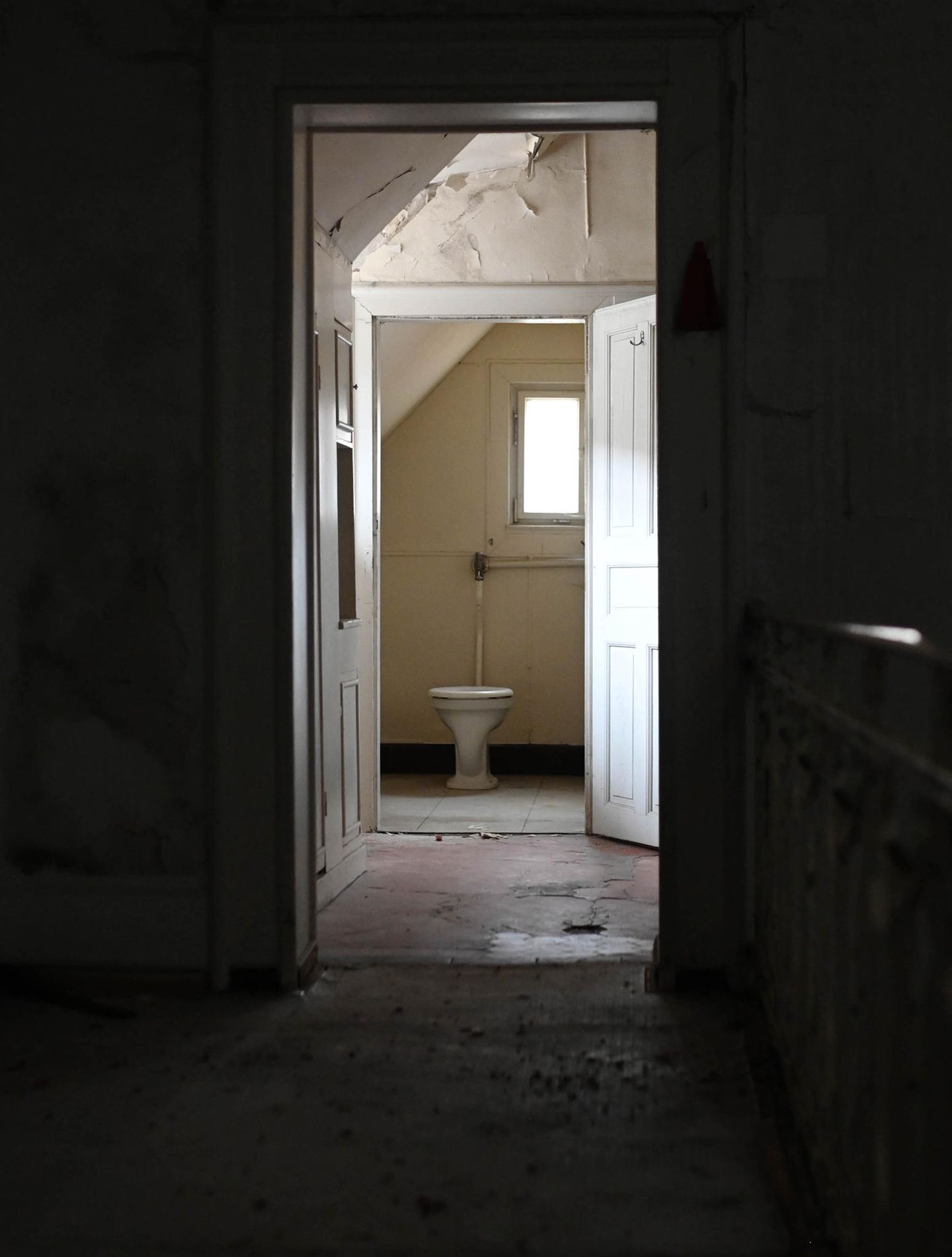 Auch die Toiletten des Grand Hotels sehen ziemlich heruntergekommen aus.