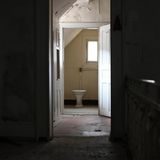 Auch die Toiletten des Grand Hotels sehen ziemlich heruntergekommen aus.