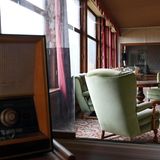 Und so wirken auch die Salons beim genaueren Hinsehen nicht mehr ganz intakt.