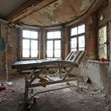 Anders sieht es allerdings im Spa-Bereich des Luxushotels aus: Rund um diese Massageliege sieht es nicht mehr besonders gemütlich aus.