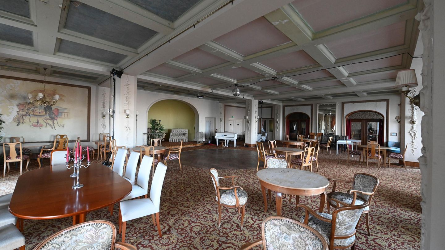 Dort erwarten die Besucher unter anderem der riesige Saal des Hotels. Ungewöhnlich für einen Lost Place: Auch die Möbel sind noch gut erhalten.