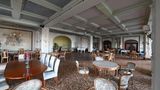Dort erwarten die Besucher unter anderem der riesige Saal des Hotels. Ungewöhnlich für einen Lost Place: Auch die Möbel sind noch gut erhalten.