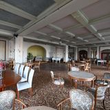 Dort erwarten die Besucher unter anderem der riesige Saal des Hotels. Ungewöhnlich für einen Lost Place: Auch die Möbel sind noch gut erhalten.