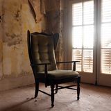 Einer der alten Sessel zeigt noch den Standard des Luxushotels an. Die Tapeten dahinter geben den aktuellen Zustand des Traumhotels wieder.