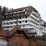 Von außen sieht der Prachtbau auch heute noch fast intakt aus – das ändert sich allerdings im Inneren.