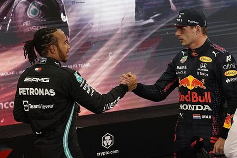 Lewis Hamilton gratuliert Max Verstappen nach dem Thriller von Abu Dhabi zum WM-Titel