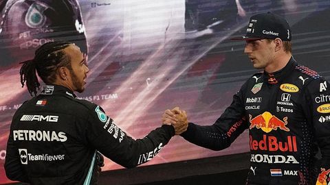 Lewis Hamilton gratuliert Max Verstappen nach dem Thriller von Abu Dhabi zum WM-Titel