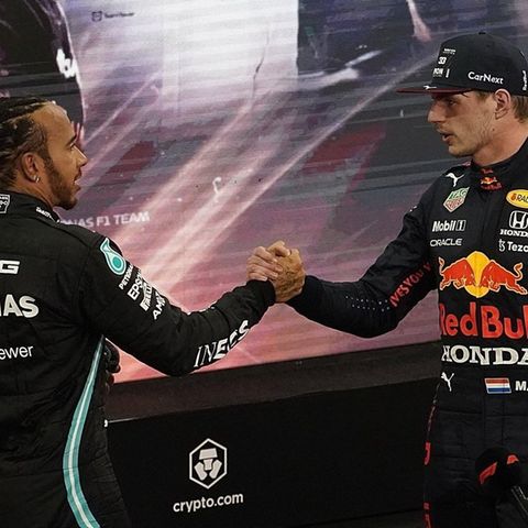 Lewis Hamilton gratuliert Max Verstappen nach dem Thriller von Abu Dhabi zum WM-Titel