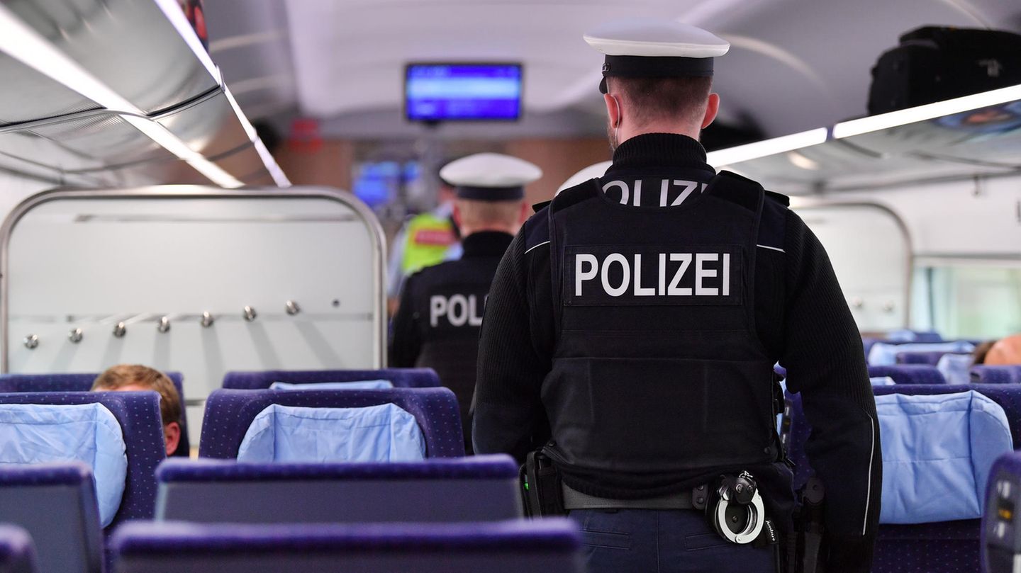 Beamte der Bundespolizei in einem ICE