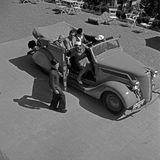 Etliche prominente Gäste wohnten in dem herrschaftlichen Bau und fuhren wie hier um 1936 mit ihren Autos vor.