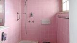 Im Inneren der Badezimmer sieht man, wie stark das Hotel bereits vom Verfall bedroht ist. Die Farbwahl des Badezimmers wäre aber auch ansonsten fragwürdig.