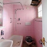 Im Inneren der Badezimmer sieht man, wie stark das Hotel bereits vom Verfall bedroht ist. Die Farbwahl des Badezimmers wäre aber auch ansonsten fragwürdig.