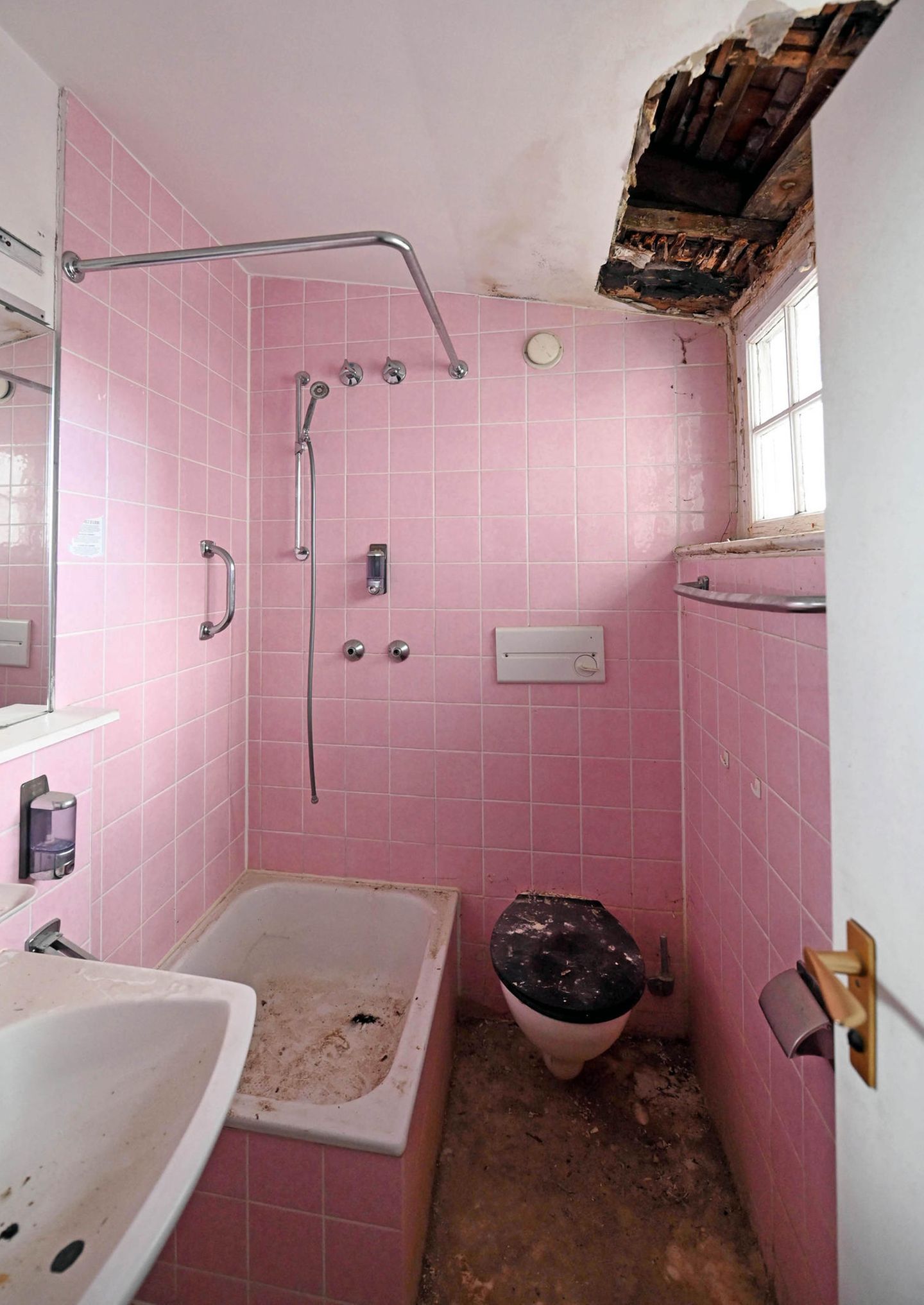 Im Inneren der Badezimmer sieht man, wie stark das Hotel bereits vom Verfall bedroht ist. Die Farbwahl des Badezimmers wäre aber auch ansonsten fragwürdig.