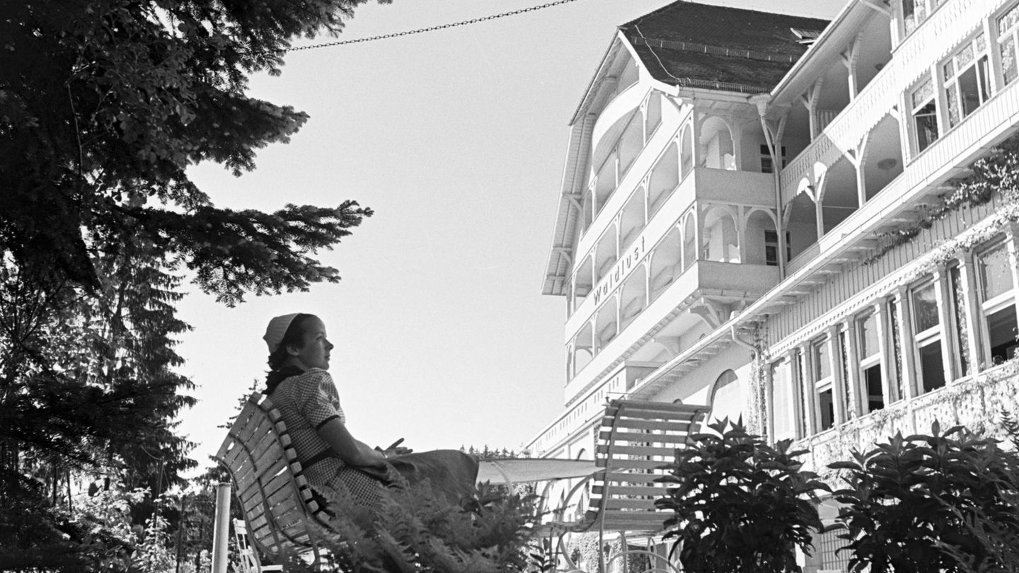 Im Garten des Hotels sonnten sich gerne Gäste und Angestellte.