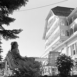 Im Garten des Hotels sonnten sich gerne Gäste und Angestellte.