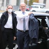 Bundeskanzler Olaf Scholz steigt aus seinem Dienstwagen