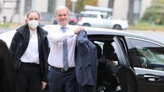 Bundeskanzler Olaf Scholz steigt aus seinem Dienstwagen