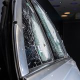 Die Fahrzeugscheiben bestehen auf mehreren Schichten und sind auf der Innenseite mit einem Splitterschutz versehen. Die besonderen Glasscheiben fallen nach Angaben von Mercedes beim ersten Blick nicht auf. 