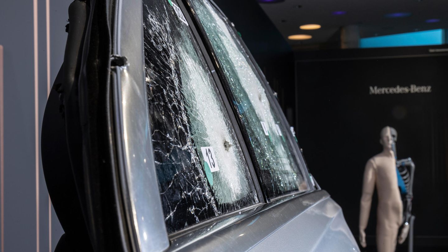 Die Fahrzeugscheiben bestehen auf mehreren Schichten und sind auf der Innenseite mit einem Splitterschutz versehen. Die besonderen Glasscheiben fallen nach Angaben von Mercedes beim ersten Blick nicht auf. 