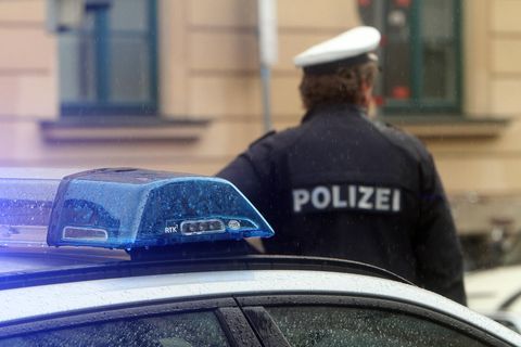 Bayern: Ein Polizist vor einem Polizeiauto (Symbolbild)