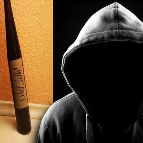 Querdenker bei Telegram: Eine gesichtslose Person im Kapuzenpullover steht vor Telegramnachrichten mit Waffenfotos.