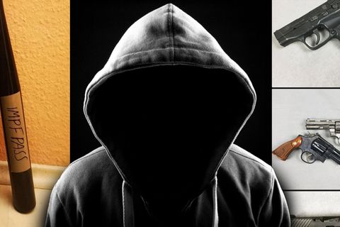 Querdenker bei Telegram: Eine gesichtslose Person im Kapuzenpullover steht vor Telegramnachrichten mit Waffenfotos.