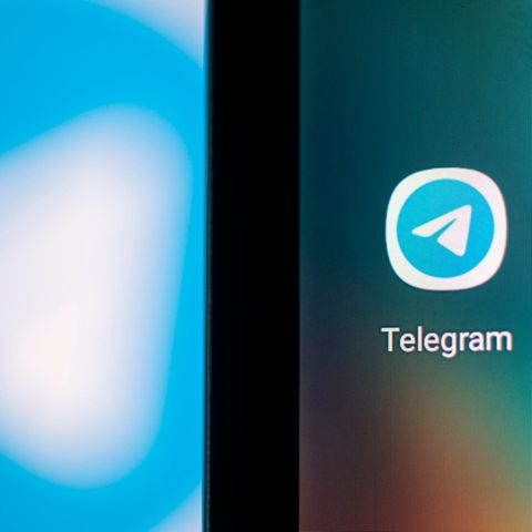 In einem blauen Kreis weist ein weißer Pfeil nach links oben: Das ist das Logo der Messenger-App Telegram