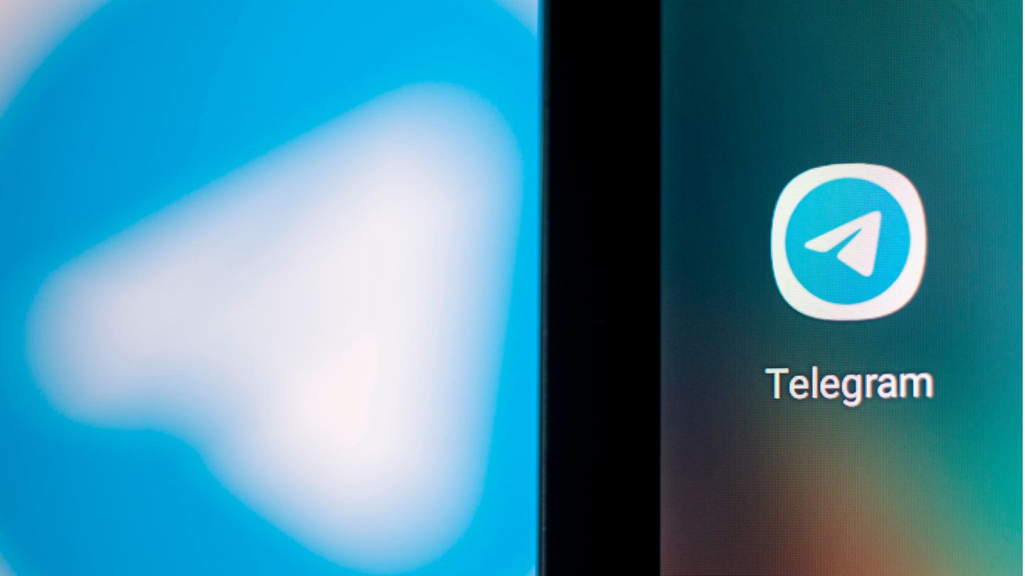 In einem blauen Kreis weist ein weißer Pfeil nach links oben: Das ist das Logo der Messenger-App Telegram