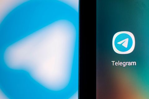 In einem blauen Kreis weist ein weißer Pfeil nach links oben: Das ist das Logo der Messenger-App Telegram