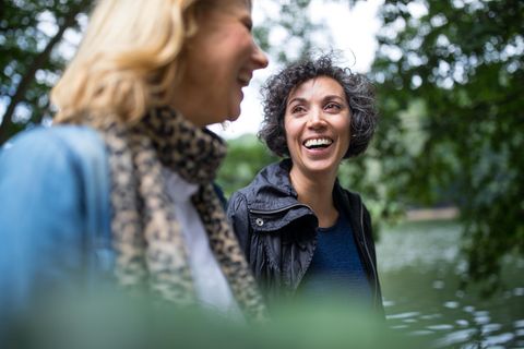 Zwei Frauen gehen im Wald spazieren
