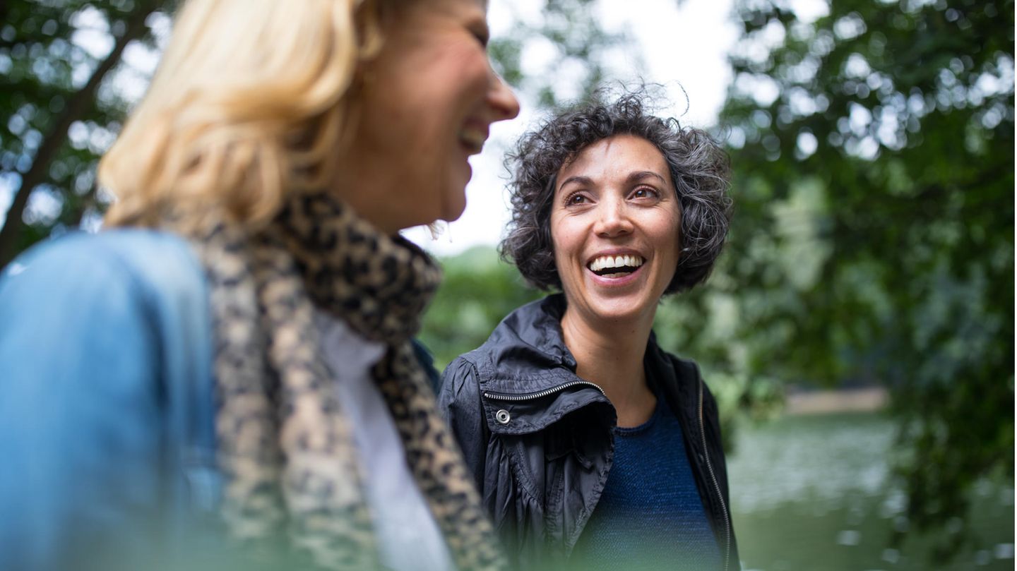 Zwei Frauen gehen im Wald spazieren