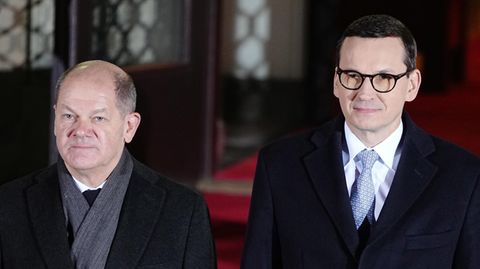 Bundeskanzler Olaf Scholz (l.) wird bei seinem Antrittsbesuch in Polen von Ministerpräsident Mateusz Morawiecki empfangen