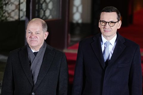 Bundeskanzler Olaf Scholz (l.) wird bei seinem Antrittsbesuch in Polen von Ministerpräsident Mateusz Morawiecki empfangen