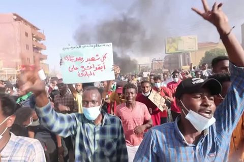 Video: Zehntausende Sudanesen protestieren erneut gegen das Militär