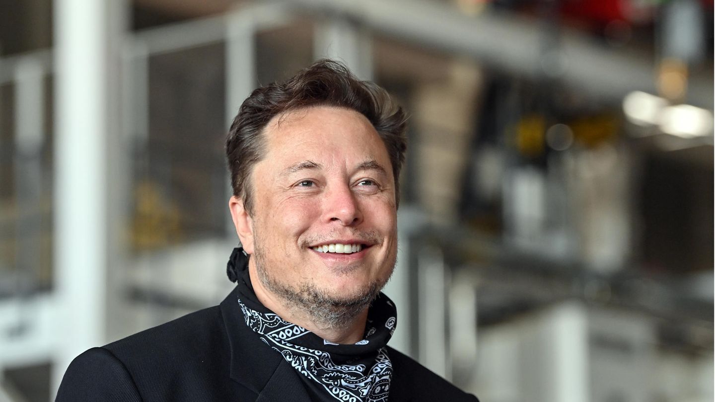 Elon Musk: Tesla boss sells shares worth 900 million euros