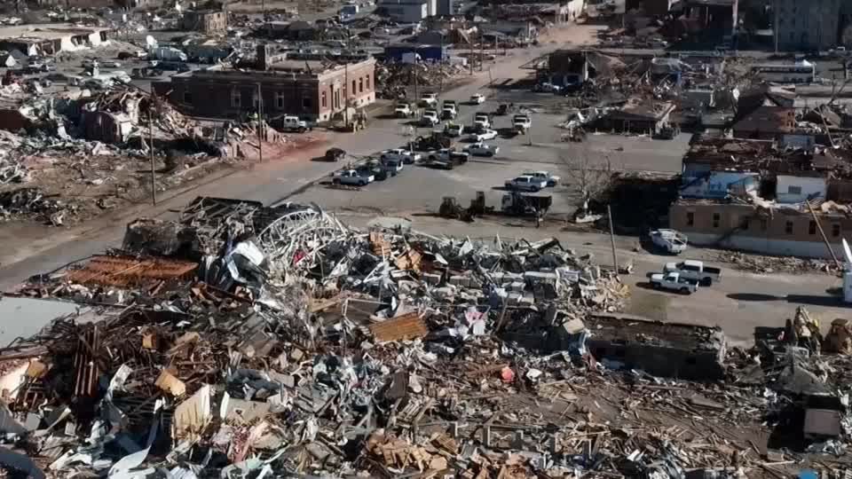 Video: Tornados in den USA - wohl weniger Tote als befürchtet Video: Tornados in den USA - wohl weniger Tote als befürchtet