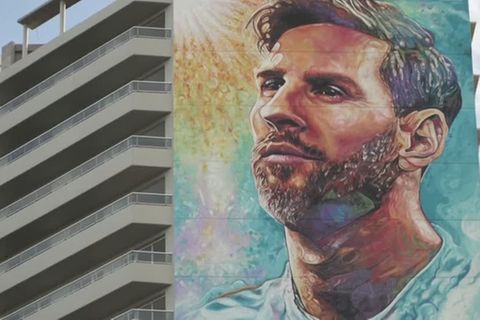 Denkmal für Weltfußballer: Messi-Haus: Argentiniens Superstar mit 69 Meter großem Portrait geehrt