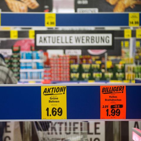 Die Discounter Aldi und Lidl wollen digitale Preisschilder einsetzen.