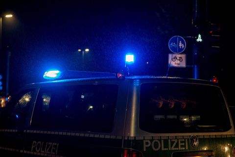 Ein Blaulicht eines Polizeifahrzeugs bei Dunkelheit