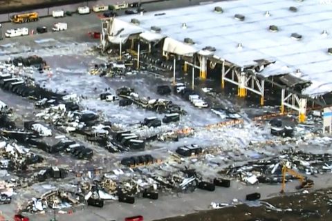 Feuerwehrwagen stehen vor dem zerstörten Amazon-Warenhaus in Edwardsville, Illinois.
