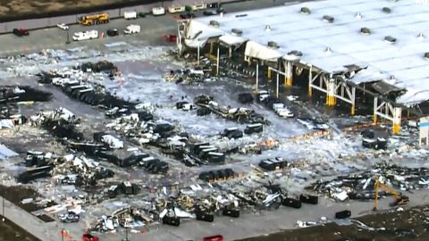 Feuerwehrwagen stehen vor dem zerstörten Amazon-Warenhaus in Edwardsville, Illinois.