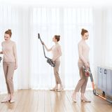 Das Knickgelenk im Rohr macht es leicht unter Couch und Schränke zu kommen.