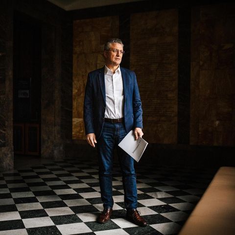 Lothar Wieler im Mausoleum des RKI, mit Papieren in der Hand