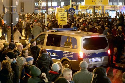 Menschen demonstrieren in der Rostocker Innenstadt gegen die Corona-Maßnahmen