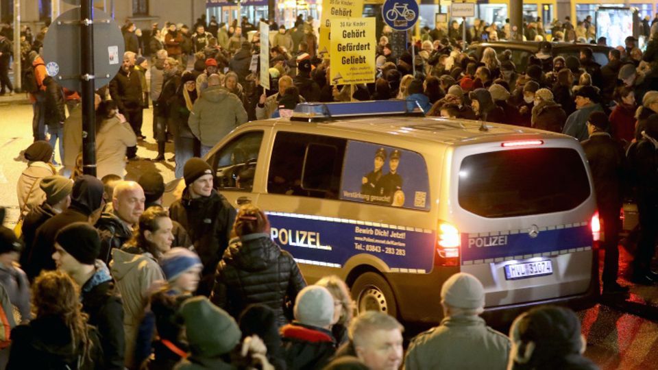 Menschen demonstrieren in der Rostocker Innenstadt gegen die Corona-Maßnahmen