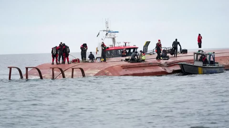 Video: Mindestens ein Toter nach Schiffskollision in der Ostsee Video: Mindestens ein Toter nach Schiffskollision in der Ostsee