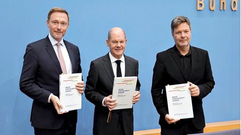 Christian Lindner, Olaf Scholz und Robert Habeck mit den Koalitionsvertragsunterlagen