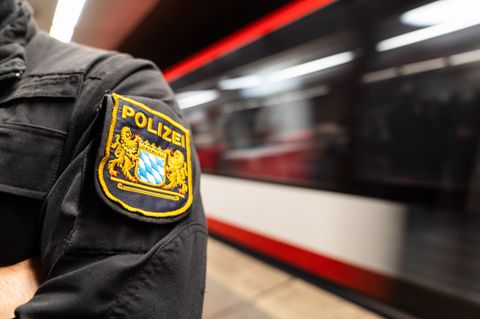 Polizist steht vor Nürnberger U-Bahn