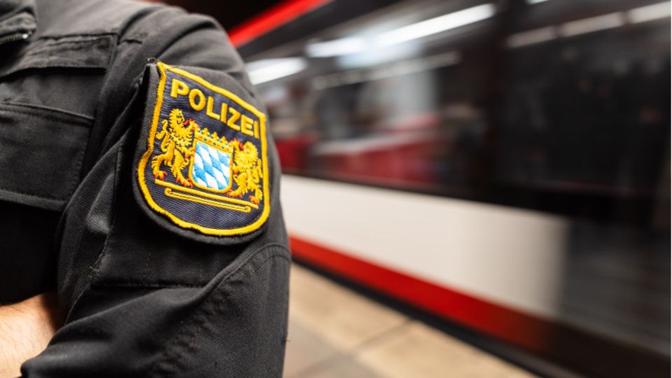 Polizist steht vor Nürnberger U-Bahn