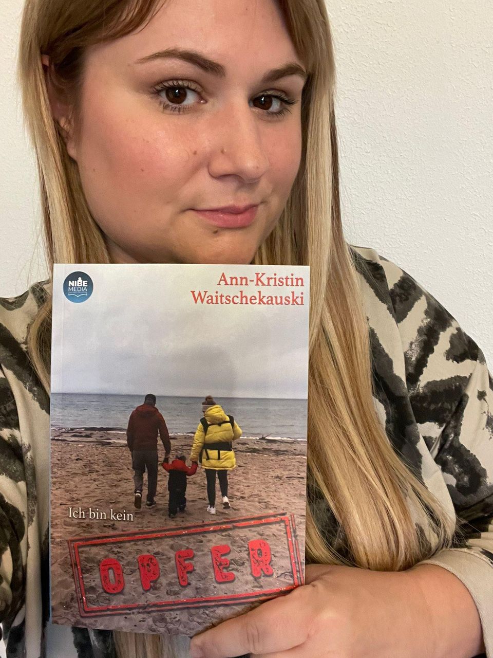 Ann-Kristin Waitschekauski mit ihrem Buch Ann-Kristin Waitschekauski mit ihrem Buch
